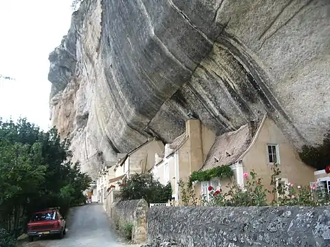 Maisons au pied de la falaise
