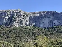 Chapelle vue depuis l'hostellerie, dans la plaine (on la distingue sur la crête).
