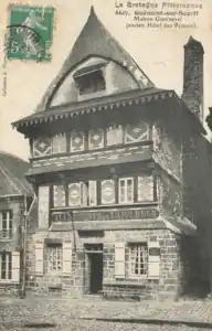 La maison est une auberge ayant pour enseigne À la descente de l'Aigle d'or vers 1900.