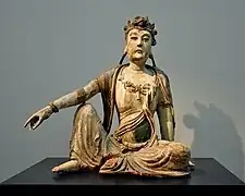 Bodhisattva Guanyin. Bois peint et doré. Jin, XIIe — XIIIe&nbsp;siècle Museum Rietberg, Zurich.