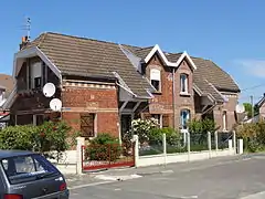 Habitations groupées par deux.