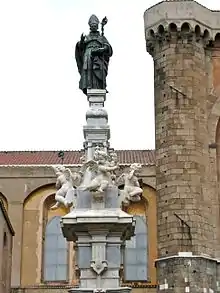 Partie supérieure, avec la statue de saint Janvier au sommet