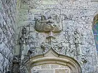 ange portant un phylactère.