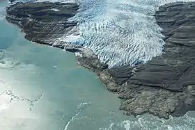 Vue aérienne du glacier et de la baie Icy