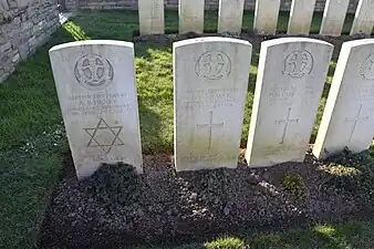 Les tombes de trois soldats du Middlesex Regiment (en) tombés le 23 avril 1917.