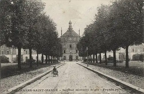 Façade principale de l'hôpital d'instruction des armées Bégin à Saint-Mandé au début du XXe&nbsp;siècle.