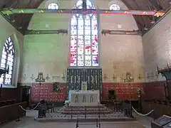 Chapelle et sépulture de Guigone de Salins au pied de l'autel.