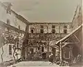 Vue de l'hôtel Chabouillé à Moret-sur-Loing avant que sa façade ne soit démontée pour être remontée à Paris.