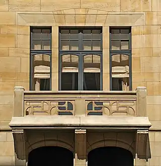 Le balcon au parapet de pierre.