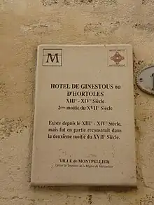 Plaque à l'entrée sur la rue.