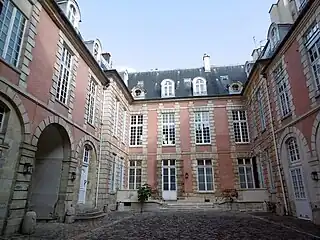 Vue vers le portail sur rue