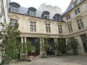 Bâtiment en fond de cour.