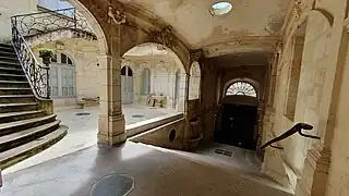 L'entrée principale, rue du Mirail.