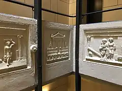 Détail de bas-reliefs de la cage d'escalier.