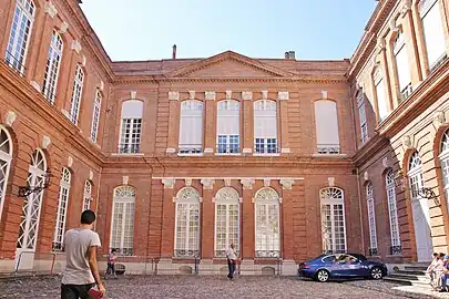 Espie : cour intérieure.