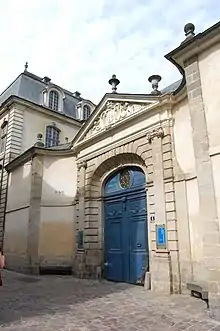 Portail sur la rue du Chapitre et bâti de l'escalier d'honneur en arrière-plan.