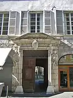 Portail côté rue Croix d'Or.