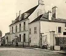 Cette ancienne carte postale représente l'ancien hôtel de ville, place des déportés.