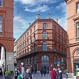 no&nbsp;8-10 : l'hôtel du Grand Balcon vu de la place du Capitole.