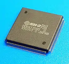 Photo sur fond bleu turquoise d'un processeur SH-2 Hitachi