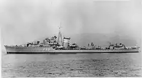 Photo en noir et blanc d'un navire à l'ancre vu de bâbord.