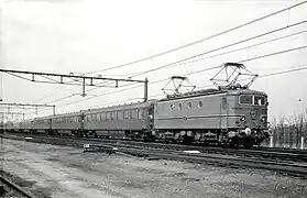 Longue rame de plan D en livrée turquoise remorquée par une 1100 assortie (1952).