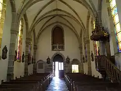 Nef de l'église Sainte-Gontrude (avec la porte d'entrée au fond).