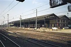 Ancienne halle à marchandises de l'ex-gare des Batignolles, vue depuis la gare de Pont-Cardinet côté Paris.