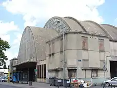 La rue arrivant devant les halles.