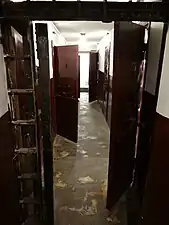 Couloir et portes de cellules.