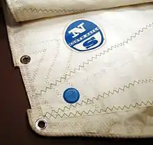 Les renforts sont bien visibles sur la voile : couture, œillet,&nbsp;etc.