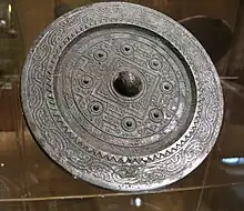 Dos de miroir à décor de TLV. Début des Han orientaux. Bronze diam : 15,5 cm. Musée Labit, Toulouse.