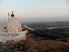Vue d'Hampi des monts Anjaneya et d'un temple à Hanouman.