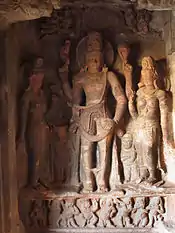 Harihara, tourné vers l'Ouest. Placé en vis-à-vis de Shiva androgyne, tourné vers l'Est. Auvent intérieur gauche.