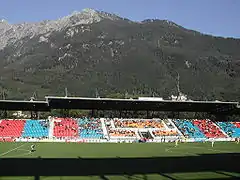 Tribune avec une montagne en fond