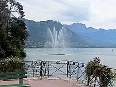 Jet d'eau sur le lac d'Annecy.