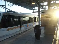 Train à quai à la station.