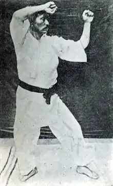 Ce double blocage (combinaison de jōdan tate-uke et use soete) est première technique du kata Heian Nidan, ici effectuée par le maître Gichin Funakoshi.