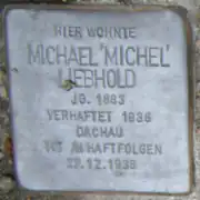 Photo couleur d'une plaque commémorative métallique.