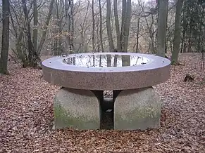 Vogeltränke (1997) dans la Künstler-Nekropole de Cassel