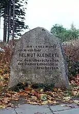 Un bloc de granit grossièrement taillé d'environ un mètre de haut porte l'inscription «&nbsp;Am 1.8.1963 wurde 150 m von hier HELMUT KLEINERT vor dem Überschreiten der Demarkationslinie eschossen&nbsp;».