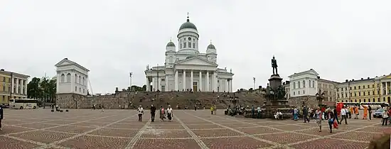 Vue panoramique de la façade Sud de la Cathédrale ou de la place