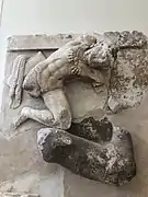 Héraclès et le cerf. Trésor des Athéniens. Très haut relief, marbre de Paros H. 67&nbsp;cm ; juste après 490. Delphes