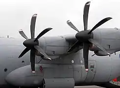Les nouveaux moteurs et hélices du C-130J.