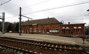 La gare de Herstal : quais rénovés, mais revêtement temporaire sur la toiture.