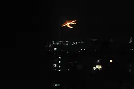 Le symbole Daimonji de gauche allumé lors du festival Gozan no Okuribi