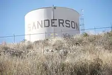 Vue d'un réservoir cylindrique de métal avec pour incription Sanderson.