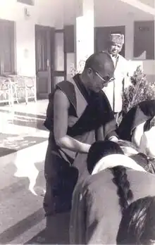 Le dalai-lama recevant des Tibétains à Dharamsala, lors du Losar, 1980.