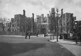 photographie noir et blanc : un bâtiment néogothique dans les arbres