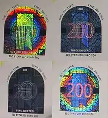 Quatre vues de l'hologramme d'un billet de 200&nbsp;euros : en 1 on voit principalement la porte, en 2 le chiffre 200 et en 3 le symbole de l'euro. En 4 la porte et le 200 sont visibles.